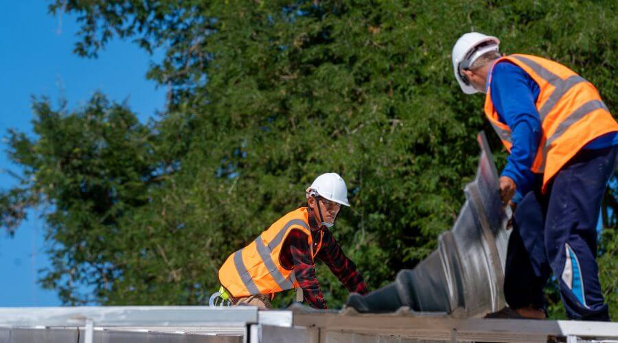 Professional gutter cleaning in Oakville, CA